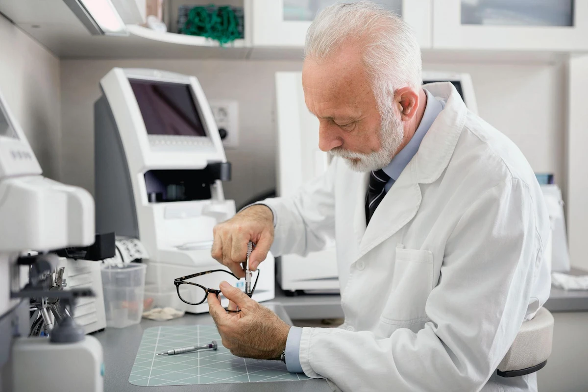 Destornillador de precisión para trabajos de reparación de gafas