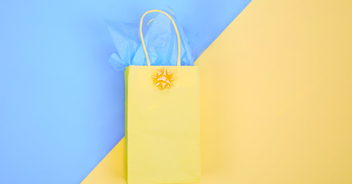 Modèle de base de sacs cadeaux ODM présenté avec des versions imprimées saisonnières