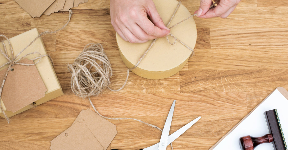 Échantillons ronds de sacs en papier kraft ODM disposés sur un établi