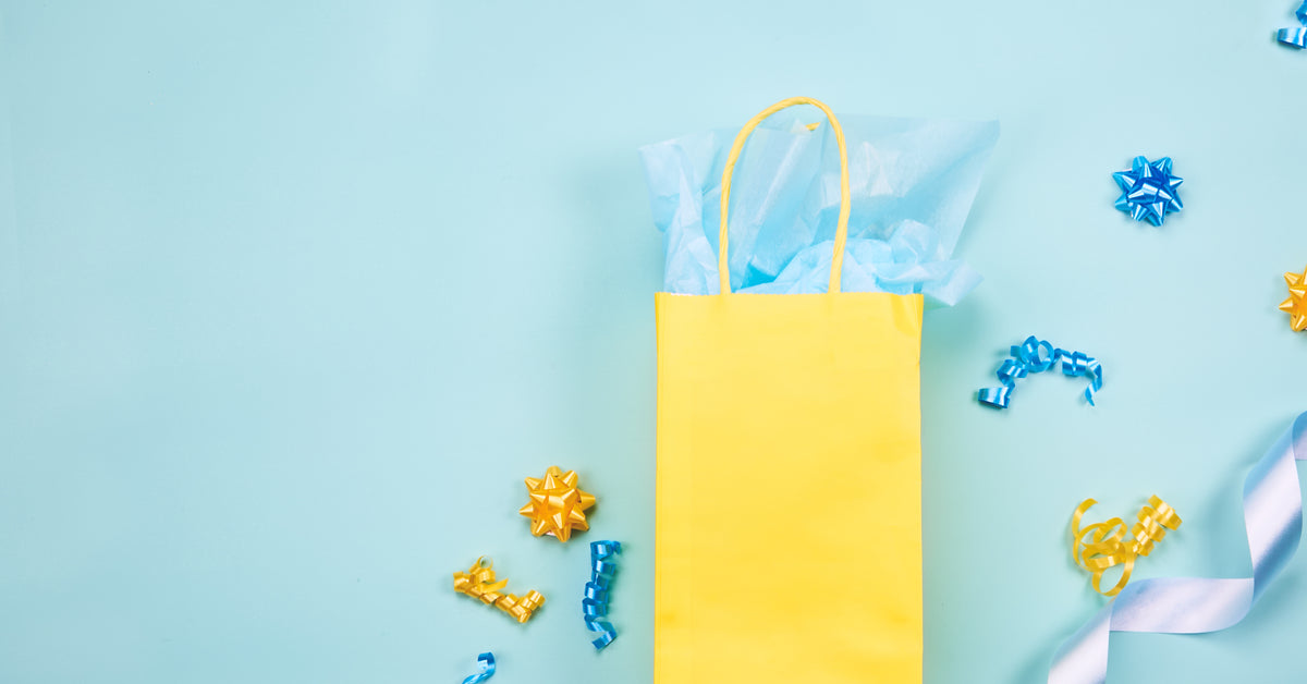 Sacs cadeaux directs d'usine, rangés avec des cartons pour un registre de sortie de stock saisonnier